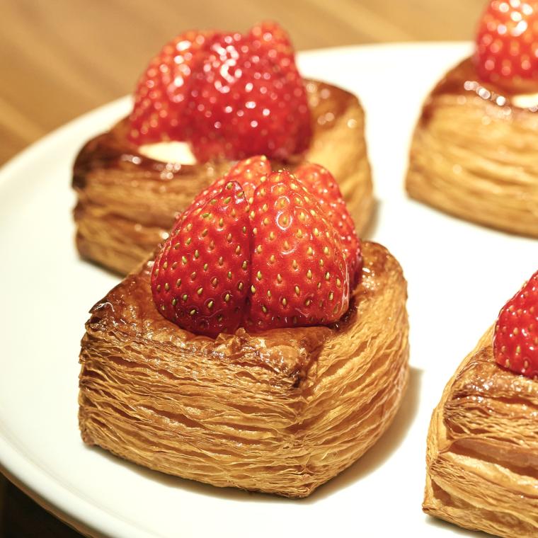 「LAZULI BAKERY」とちおとめデニッシュ