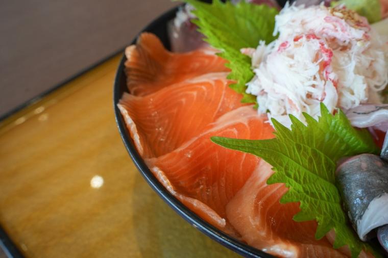 鳥取の冬の味覚「カニ」たっぷりの海鮮丼をリーズナブルに楽しめる道の駅レストラン