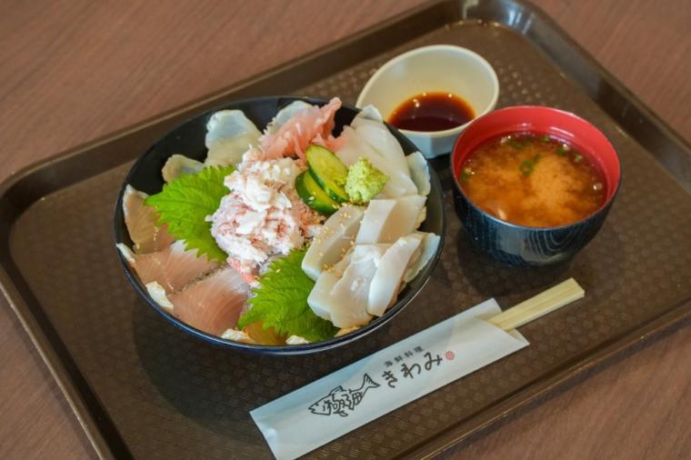 鳥取の冬の味覚「カニ」たっぷりの海鮮丼をリーズナブルに楽しめる道の駅レストラン