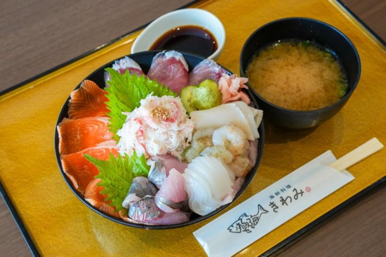 鳥取の冬の味覚「カニ」たっぷりの海鮮丼をリーズナブルに楽しめる道の駅レストラン
