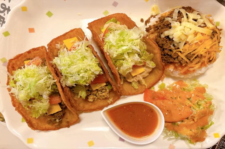 王道まさにここにあり！半世紀以上にわたり世代を越えて愛される老舗、元祖沖縄タコス「チャーリー多幸寿（タコス）」（沖縄市）