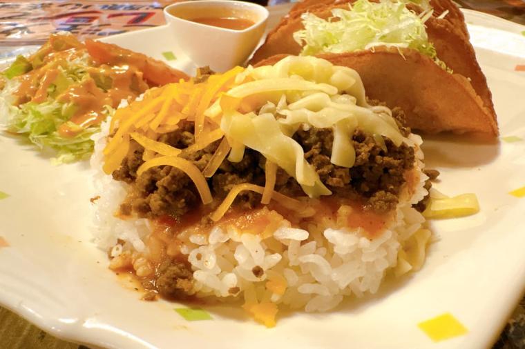 王道まさにここにあり！半世紀以上にわたり世代を越えて愛される老舗、元祖沖縄タコス「チャーリー多幸寿（タコス）」（沖縄市）