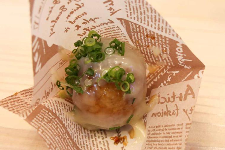 あぐー豚を肉巻きおにぎりとサンドイッチで！「琉球ライスボール」で叶える至福の国際通り食べ歩き（那覇市）