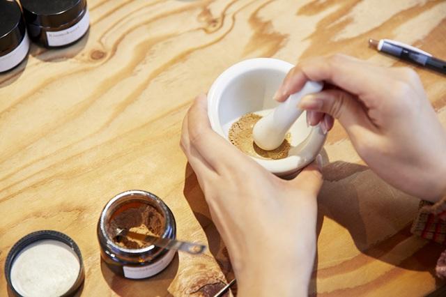 【京都】 アットホームな癒やしの空間で体験する、自分だけのお香づくり