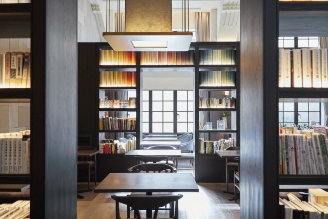 【絶景ホカンス】憧れホテルが隠れたビュースポットに！？非日常な特等席で春景色に出会う