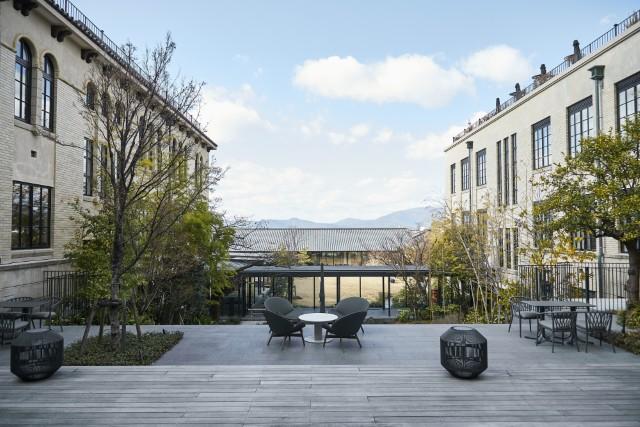 【絶景ホカンス】憧れホテルが隠れたビュースポットに！？非日常な特等席で春景色に出会う