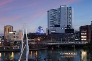 【絶景ホカンス】憧れホテルが隠れたビュースポットに！？非日常な特等席で春景色に出会う