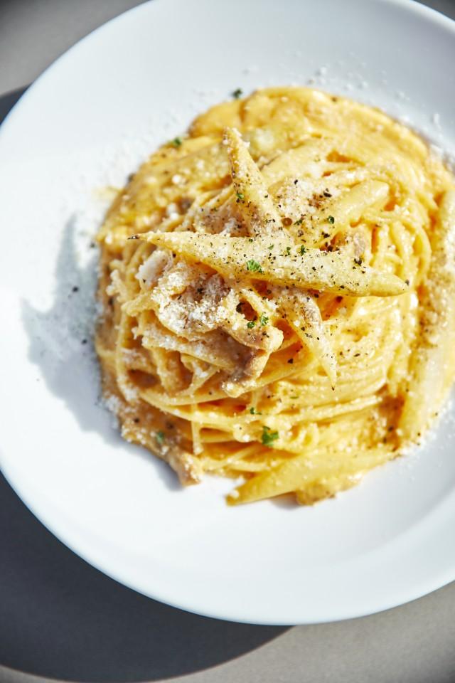 【絶景ホカンス】憧れホテルが隠れたビュースポットに！？非日常な特等席で春景色に出会う