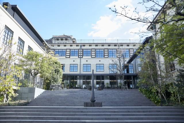 【絶景ホカンス】憧れホテルが隠れたビュースポットに！？非日常な特等席で春景色に出会う