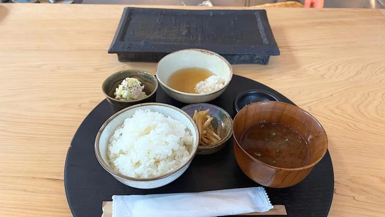 築100年のレトロ建築で、揚げたてを 1 品ずつ。南砺・井波【かすがい】本格天ぷらランチが1000円台