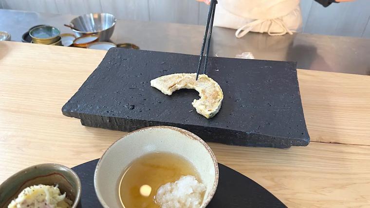 築100年のレトロ建築で、揚げたてを 1 品ずつ。南砺・井波【かすがい】本格天ぷらランチが1000円台