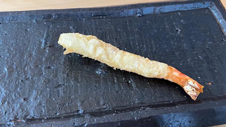 築100年のレトロ建築で、揚げたてを 1 品ずつ。南砺・井波【かすがい】本格天ぷらランチが1000円台