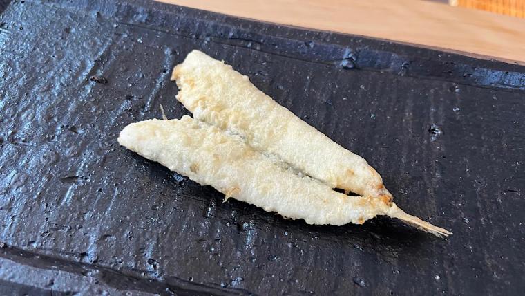 築100年のレトロ建築で、揚げたてを 1 品ずつ。南砺・井波【かすがい】本格天ぷらランチが1000円台