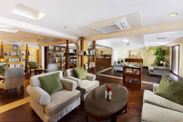 「ココ ガーデンリゾート オキナワ」ライブラリーラウンジ