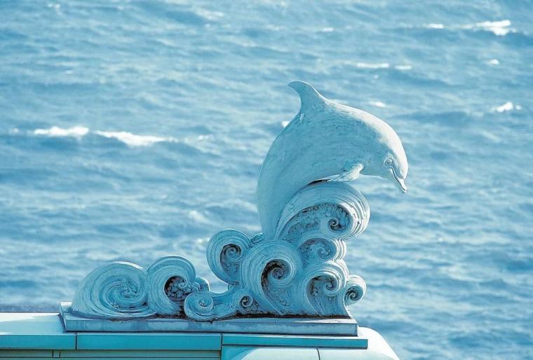 「ホテルオークラ東京ベイ」イルカ彫刻