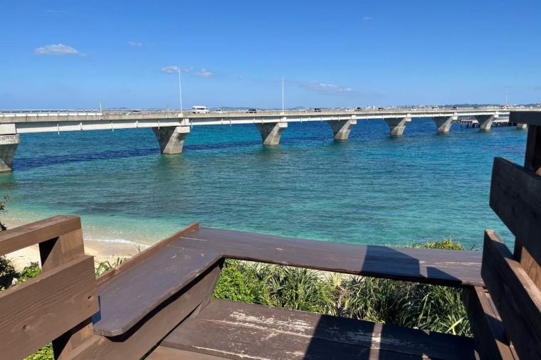 海を望む絶景×沖縄アート！「隠れ家カフェ清ちゃん」