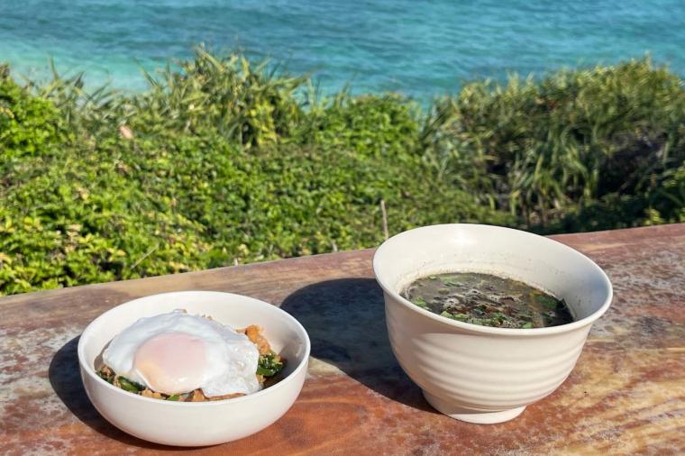 海を望む絶景×沖縄アート！「隠れ家カフェ清ちゃん」