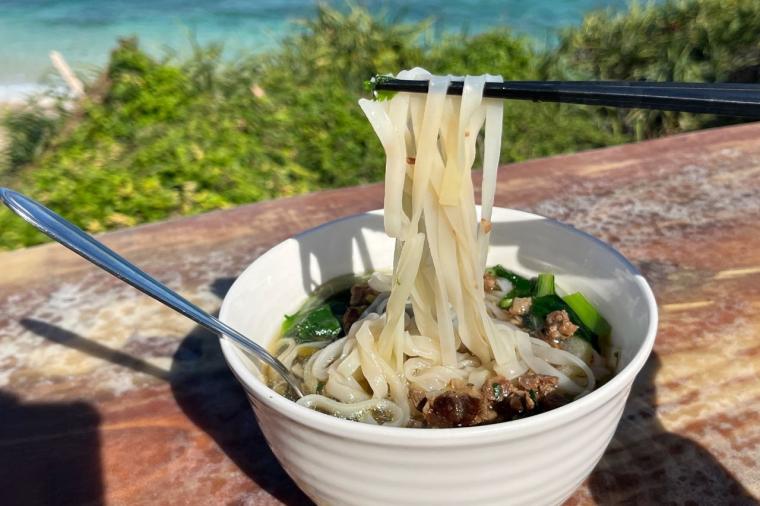 海を望む絶景×沖縄アート！「隠れ家カフェ清ちゃん」