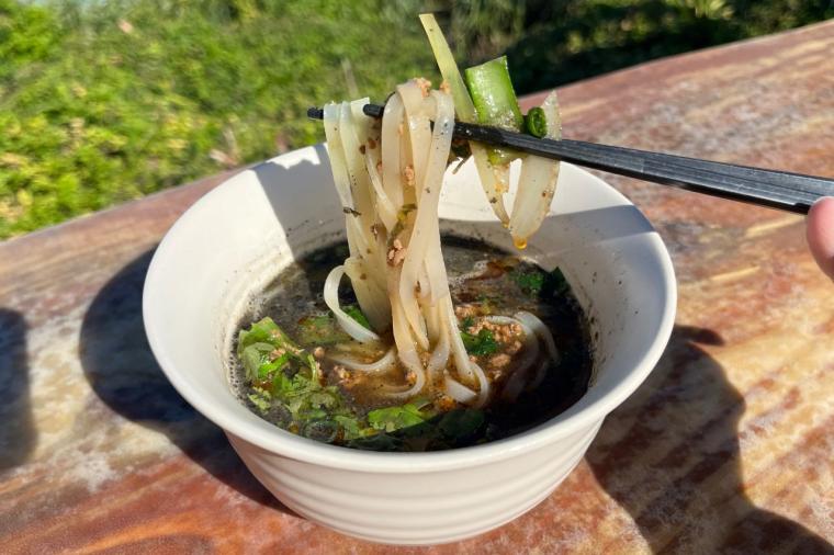 海を望む絶景×沖縄アート！「隠れ家カフェ清ちゃん」