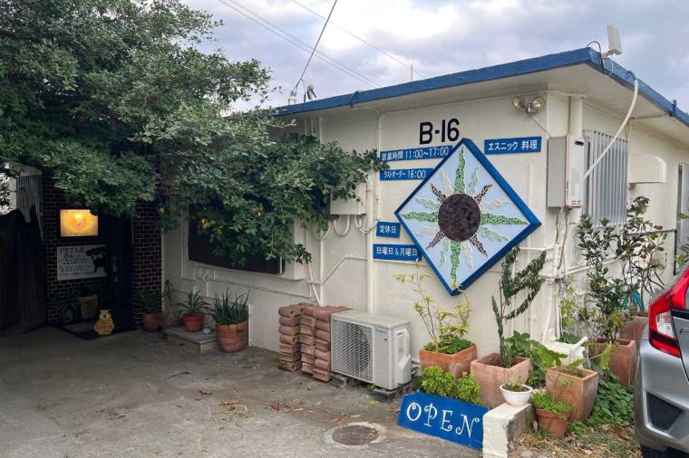 海を望む絶景×沖縄アート！「隠れ家カフェ清ちゃん」