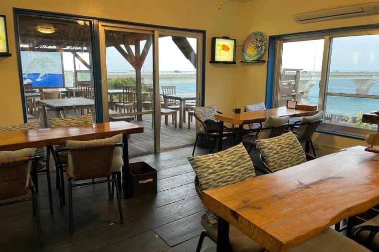 海を望む絶景×沖縄アート！「隠れ家カフェ清ちゃん」