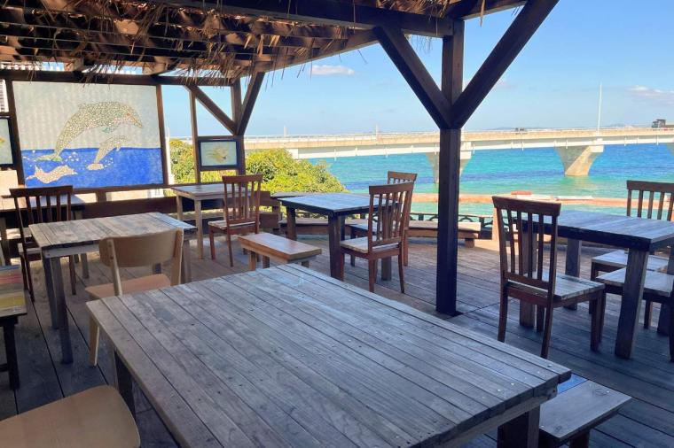 海を望む絶景×沖縄アート！「隠れ家カフェ清ちゃん」