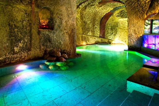 洞窟風呂の宿　百楽荘