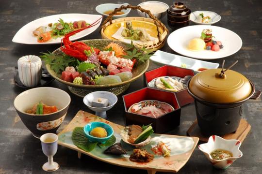 サニーデ・リゾート　＜ホテル＆湖畔別邸　千一景＞