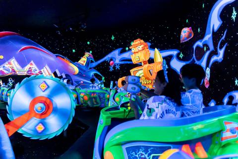 バズ・ライトイヤーのアストロブラスター“コンプリート・ザ・ミッション！”