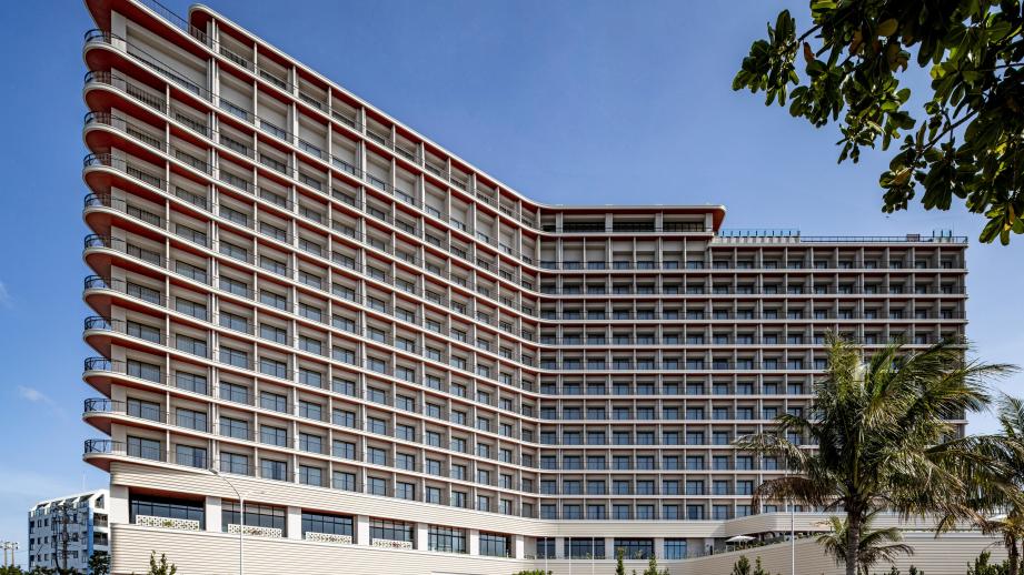 宜野湾港マリーナに面した「沖縄プリンスホテル オーシャンビューぎのわん」の外観