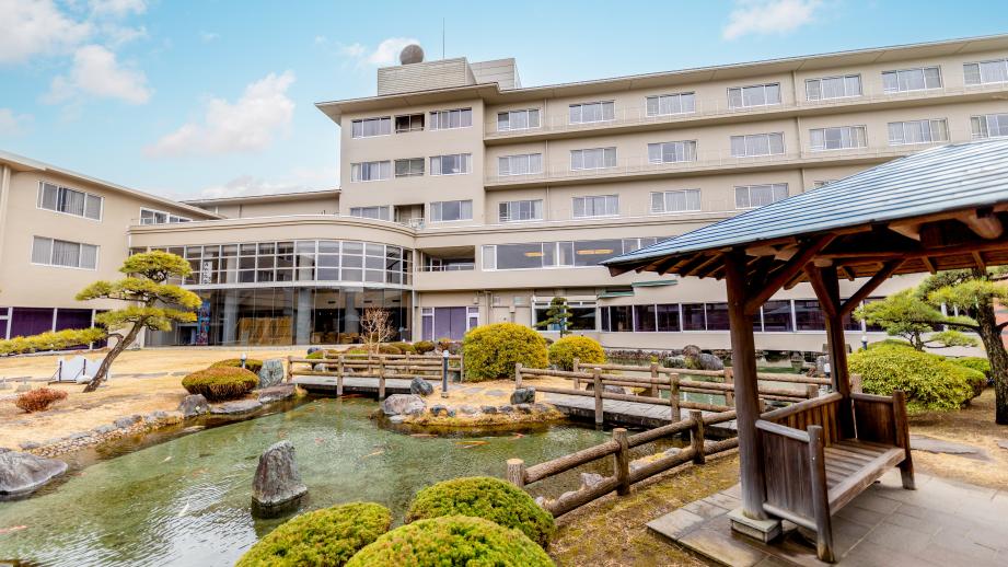 甲府盆地の中心部に位置する「シャトレーゼホテル 石和」の外観