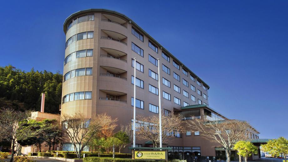 緑豊かな自然に囲まれた「浜名湖わんわんパラダイスホテル」の外観。小型犬から超大型犬まで宿泊が可能です