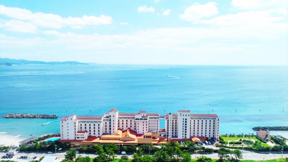 15タイプ全208室のバラエティ豊かな客室からなる「アオアヲ ナルト リゾート」外観