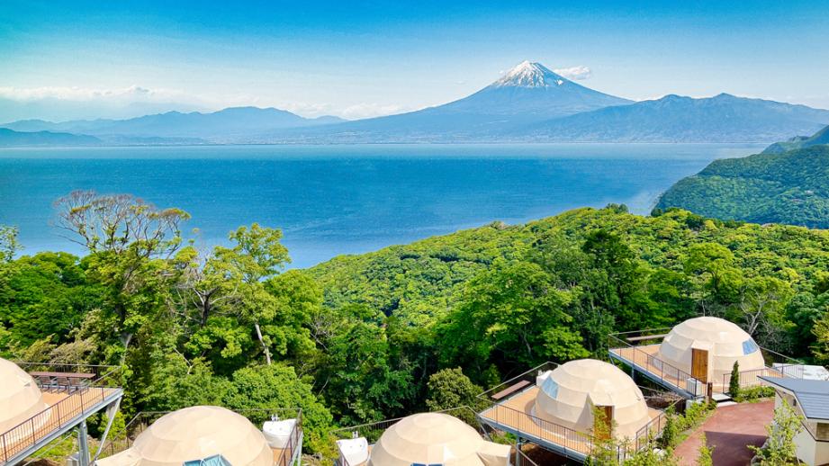 山頂の断崖に並ぶ「西伊豆　天空テラス」のドーム型テント