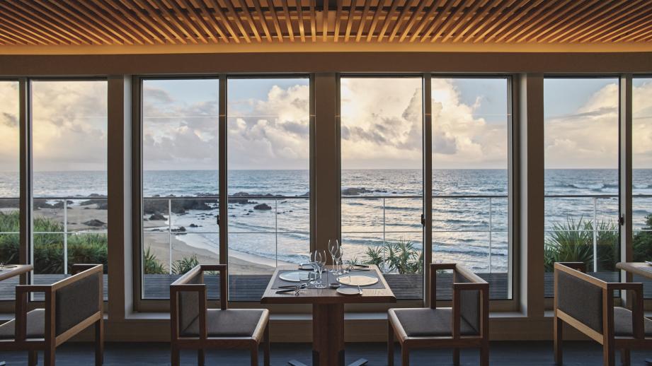 ダイニングから見える手広海岸の景色