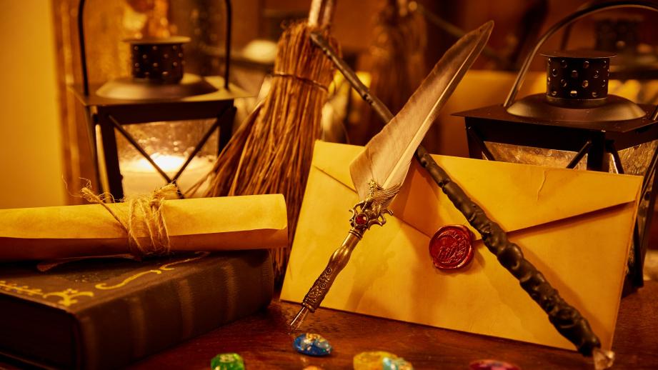 客室に用意された招待状と暗号を手がかりに謎を解きます