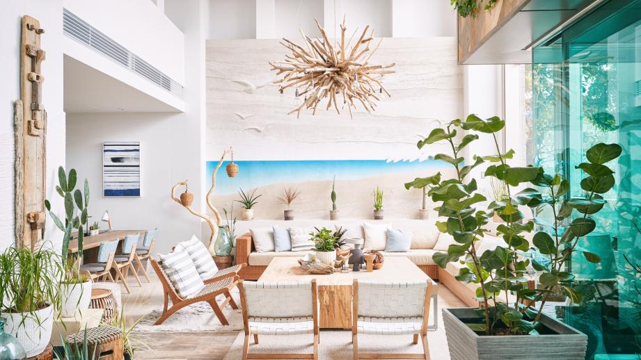 柔らかい光がさしこむマリンテイストのロビーラウンジ