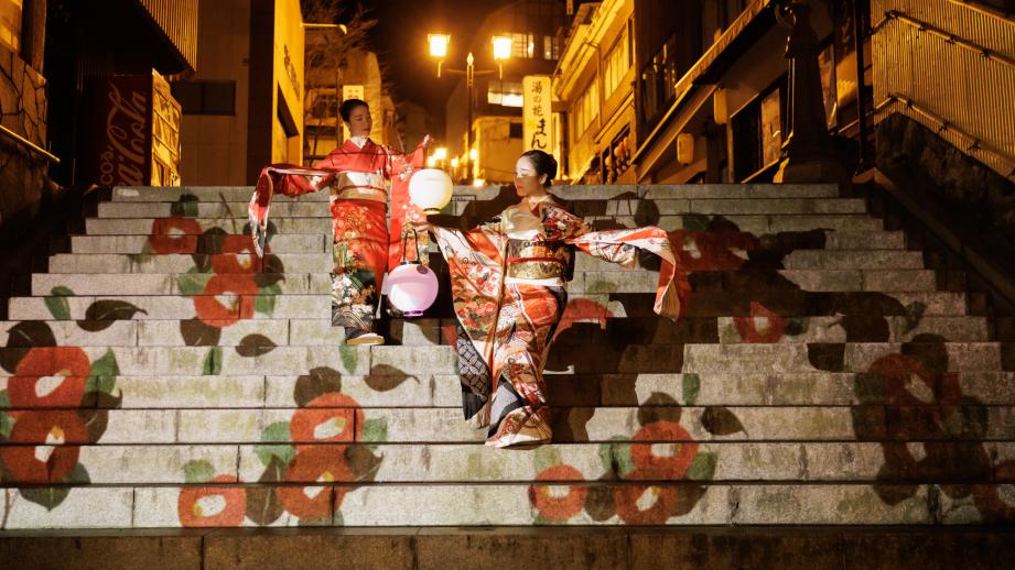 夜の温泉街をナイトウォーク「NAKED夜さんぽ™」