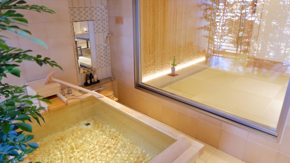 ヒノキ造りの源泉室内露天風呂付き客室