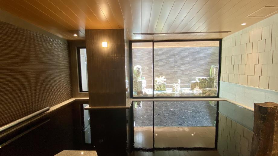 「美肌の湯」として知られる「黒湯」の天然温泉大浴場を完備。高温サウナと水風呂も用意しています