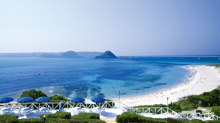 ホテル目の前に広がる白砂のビーチと角島大橋