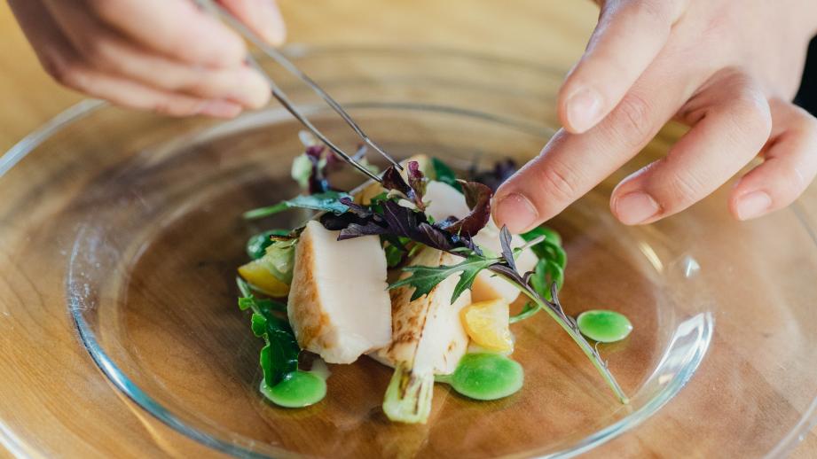 出張レストランの料理一例。ワサビソースや金柑の香りがアクセントになっているホタテとカブのソテー。