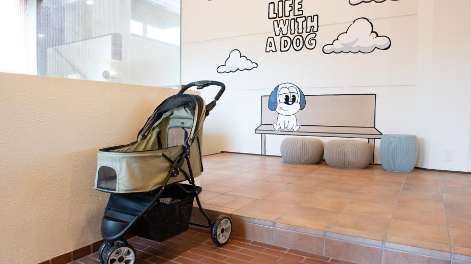 犬のイラストが描かれたフロント入り口