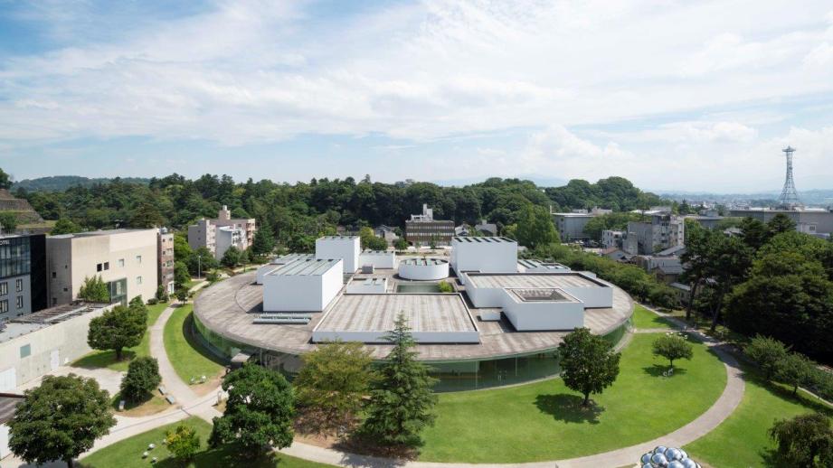 金沢観光の人気スポット、 金沢 21 世紀美術館の魅力に迫る