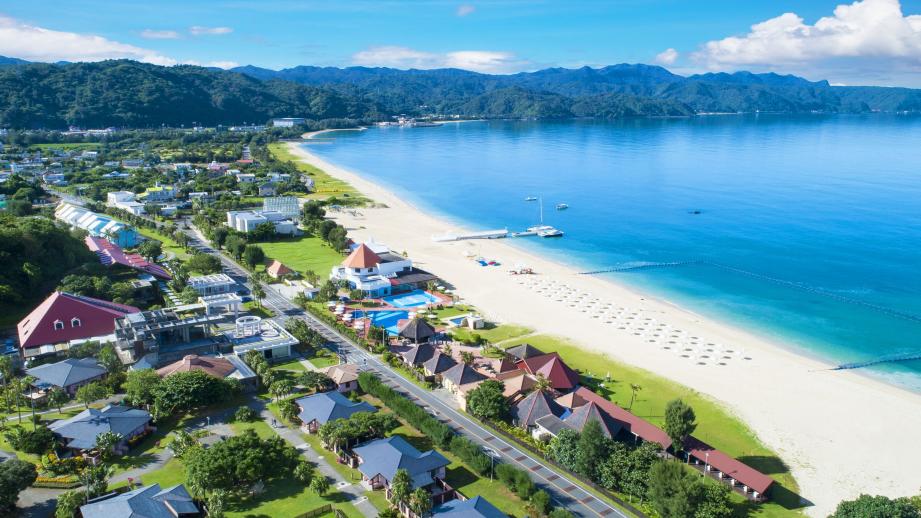 蒼い海と白浜のビーチが印象的なオクマプライベートビーチ＆リゾート