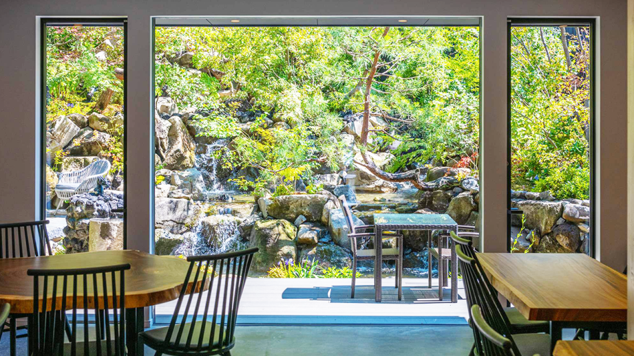 ダイニングから望む「緑風庭」