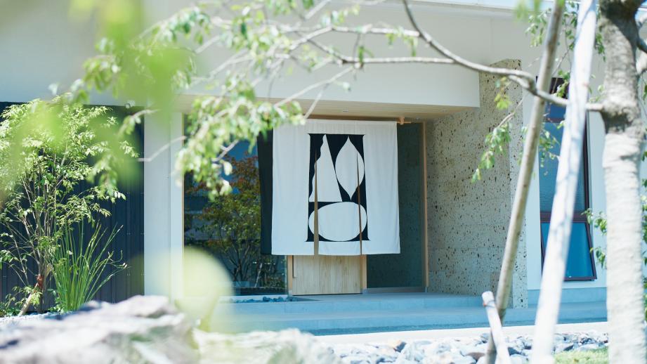 料理旅館の建物をリニューアルした「くろしお想」