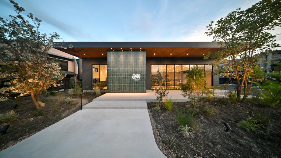 入口のロゴが目を引く「STUDIO 894」外観