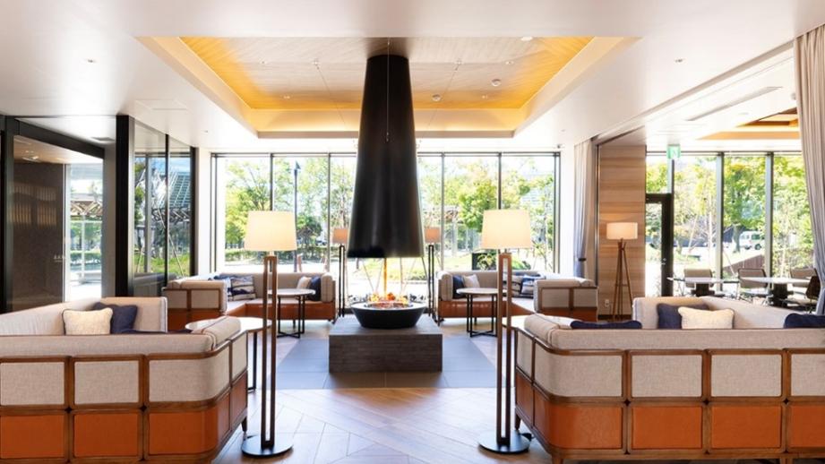 マウンテンリゾートをイメージさせる暖炉のある1階ロビー