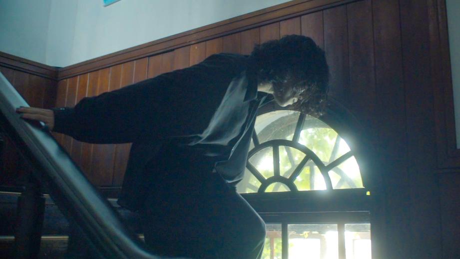 館内のいたるところを使ってアーティストがパフォーマンスを展開